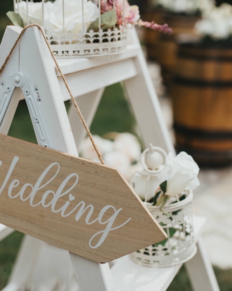 Mariés sous une pluie de confettis dans l’allée — galerie photo de mariage