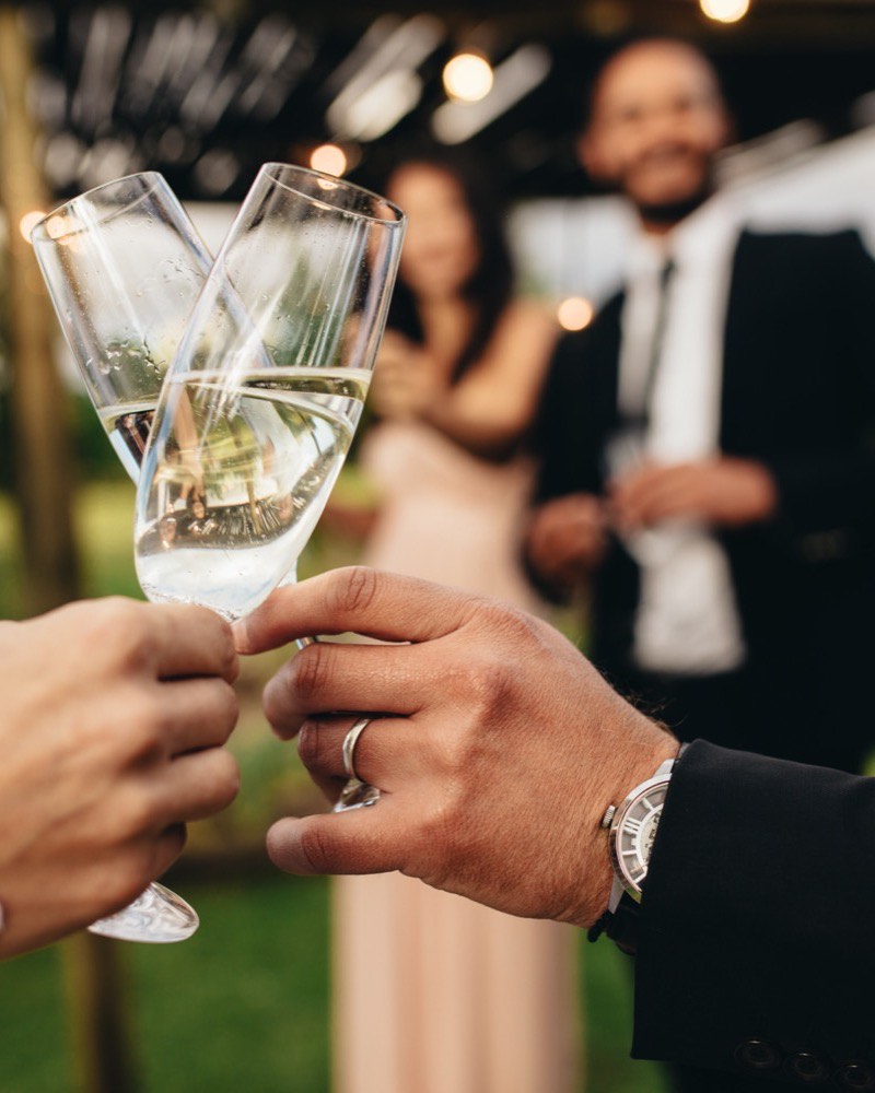 Première danse des mariés sous les guirlandes lumineuses — galerie photo de mariage