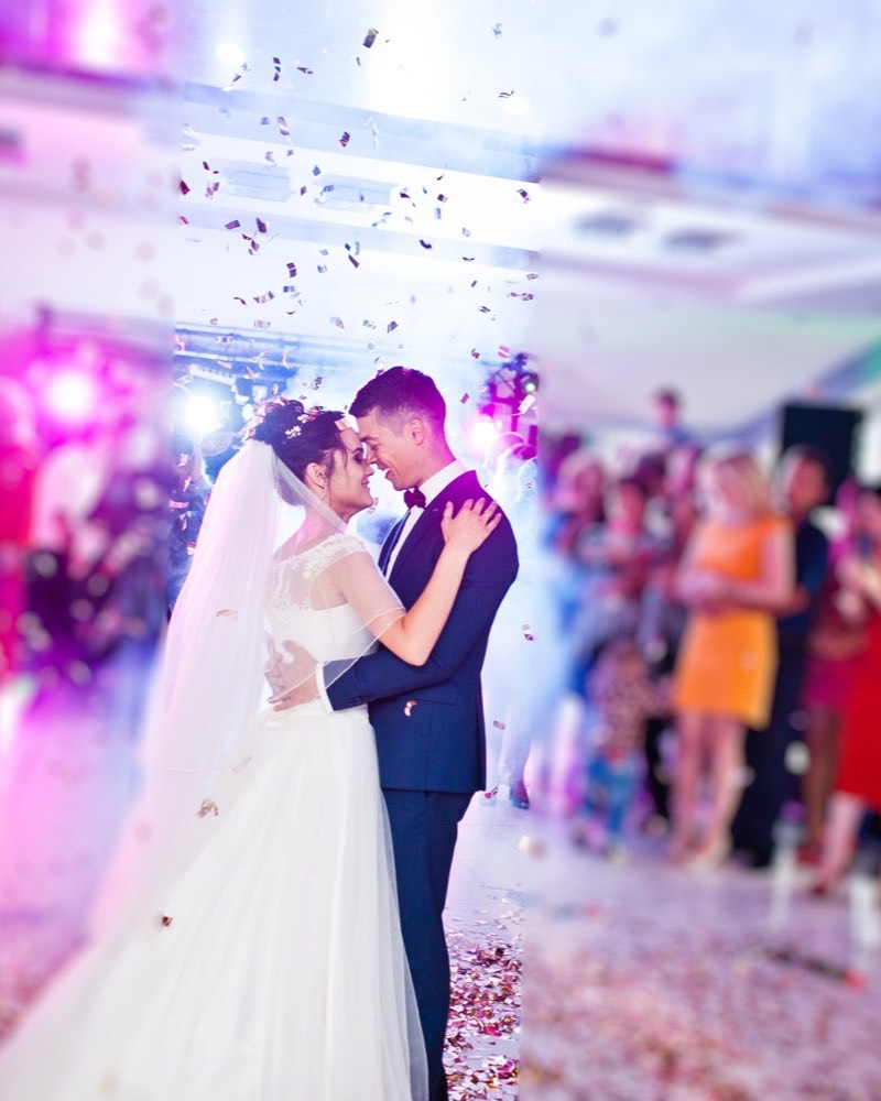 Première danse des mariés sous une pluie de confettis — galerie photo de mariage