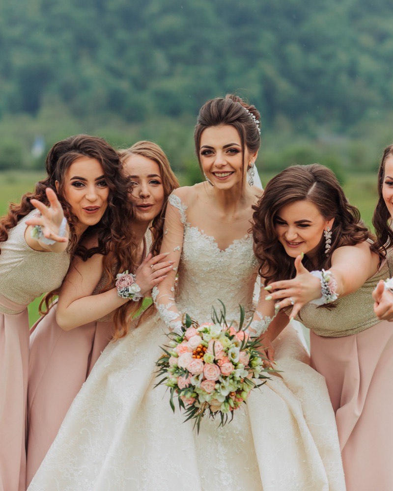 La mariée entourée de ses demoiselles d’honneur — galerie photo de mariage