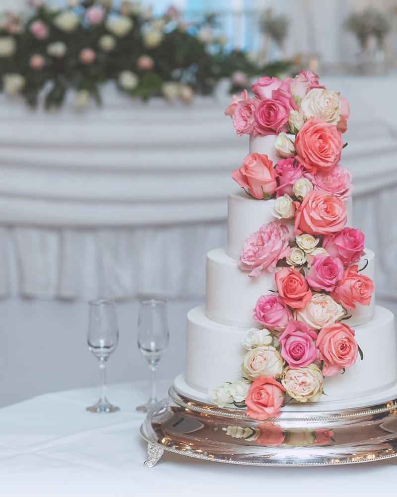Pièce montée fleurie de roses lors de la réception — galerie photo de mariage
