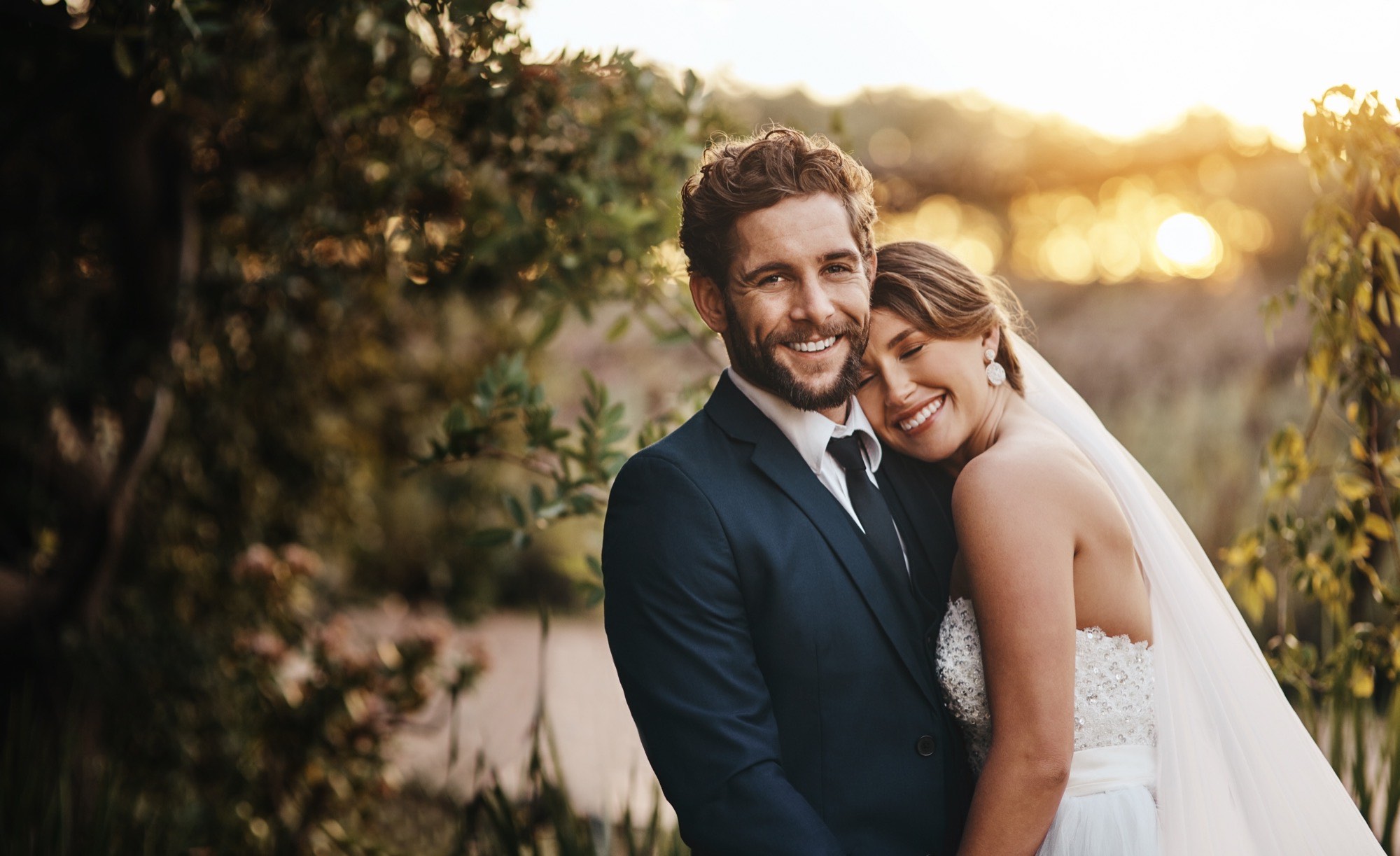 Couple de mariés enlacés à la golden hour — galerie photo de mariage